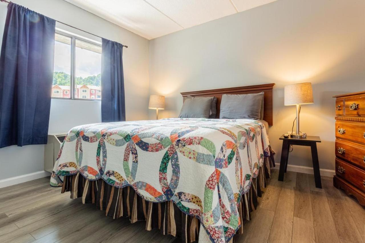 Family Bear Condos, Full King Suite, Kitchen, Pool Access Unit 103 Gatlinburg Εξωτερικό φωτογραφία